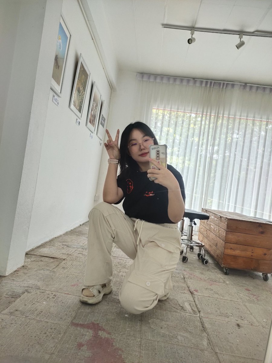 BorbaibernNFT's tweet photo. GA ~
ใกล้เริ่มงานนิทรรศการแล้วตื่นเต้นนน💗#LandOfSmoke #ArtExhibition #ChiangMai #GreatShotBarCNX https://t.co/EEoxHUQzQv