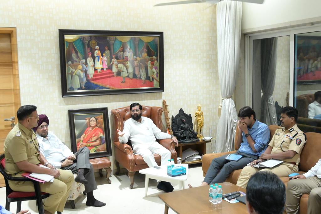 CMOMaharashtra's tweet photo. #ठाणे शहरातील वाढत्या वाहतूक कोंडीवर उपाययोजना करण्यासाठी मुख्यमंत्री @mieknathshinde यांनी शनिवारी रात्री पोलीस, परिवहन, रस्ते विभागाच्या अधिकाऱ्यांची तातडीची बैठक घेतली. शहरात सुरू असलेली विकासकामे १ जूनपूर्वी पूर्ण करा, खड्डेमुक्त, वाहतूक कोंडीमुक्त रस्ते करा- मुख्यमंत्री https://t.co/kWYocGwMZc