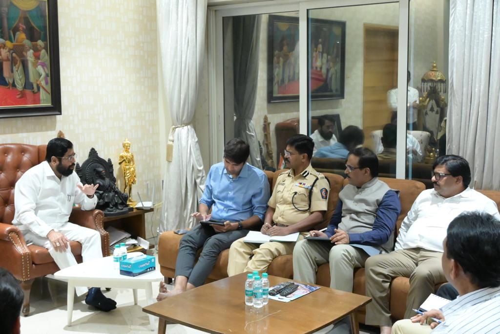 CMOMaharashtra's tweet photo. #ठाणे शहरातील वाढत्या वाहतूक कोंडीवर उपाययोजना करण्यासाठी मुख्यमंत्री @mieknathshinde यांनी शनिवारी रात्री पोलीस, परिवहन, रस्ते विभागाच्या अधिकाऱ्यांची तातडीची बैठक घेतली. शहरात सुरू असलेली विकासकामे १ जूनपूर्वी पूर्ण करा, खड्डेमुक्त, वाहतूक कोंडीमुक्त रस्ते करा- मुख्यमंत्री https://t.co/kWYocGwMZc