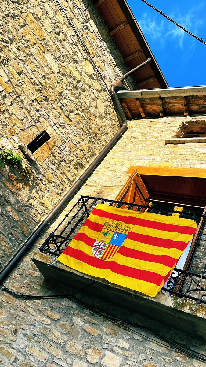 No es una errata en un mapa,
A la vez es triste y bello.
Uno en Huesca, otro en Teruel…
Y tú, maña, ¡Siempre en medio!
#Aragón #SanJorge