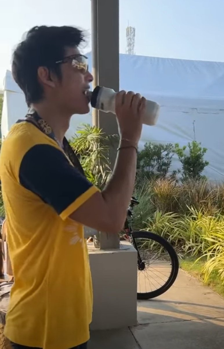donbelzpopular's tweet photo. sana tumbler nlng em HAHAHHAHAHAjk ang pogiiii!!

#DonnyPangilinan | #SunCyclePH https://t.co/VmAV8s1NSj