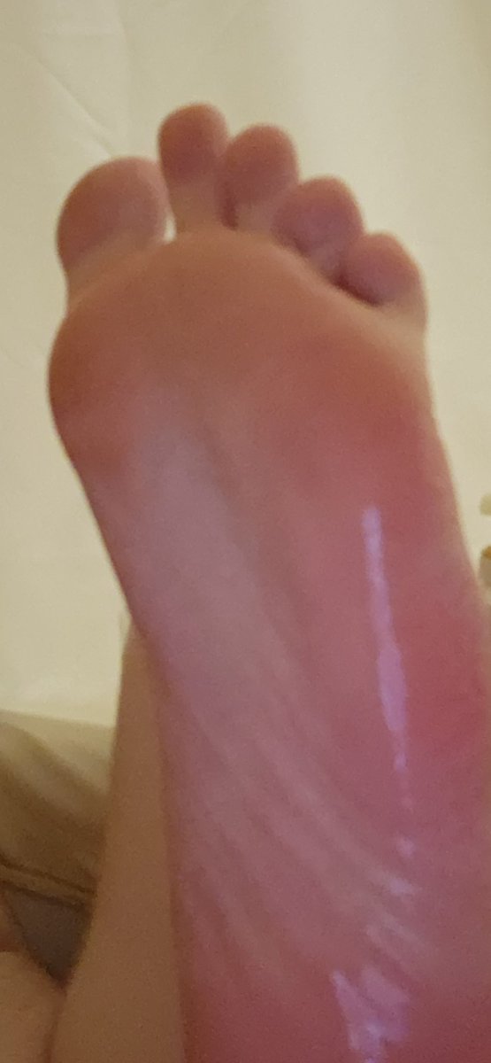 GiantFeet18's tweet photo. These size 18 feet are finally, 21
Whish me a happy birthday 🎂 😌

#feet #giantfeet #size18 #feetpic #bear #gay #macrophilia #sizetwitter #malefeet https://t.co/jhuTIlNzHU