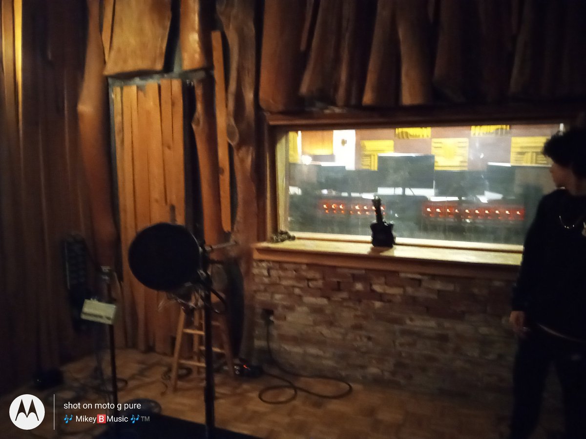 MikeyB_Music's tweet photo. We in this beautiful studio in Otown FLA workN on an artist that's gonna take the world by storm.🔥
🎶🔥🌴
#MikeyBmusic https://t.co/jKJFzychTj