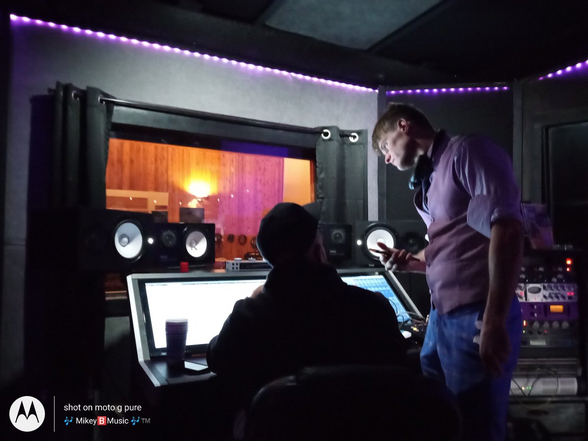 MikeyB_Music's tweet photo. We in this beautiful studio in Otown FLA workN on an artist that's gonna take the world by storm.🔥
🎶🔥🌴
#MikeyBmusic https://t.co/jKJFzychTj