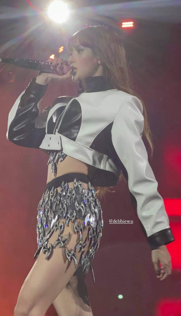 CuximNl's tweet photo. #PINKCHELLA #COACHELLA2023 #LALISA #LISACHELLA #LisachellalsHere #blackpinkcoachella https://t.co/x1mROAoM7j