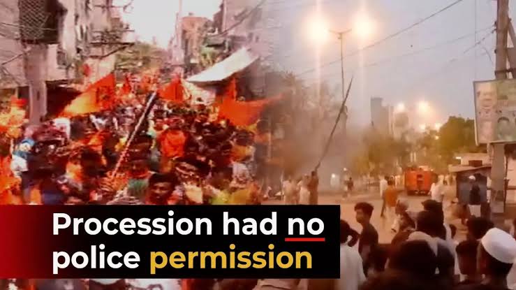 imMAK02's tweet photo. There was no violence on Eid because we Muslims don't take out processions on bulldozer, we don't carry guns and swords. 

#EidAlFitr #EidUlFitr https://t.co/OvVYXCJ2C2