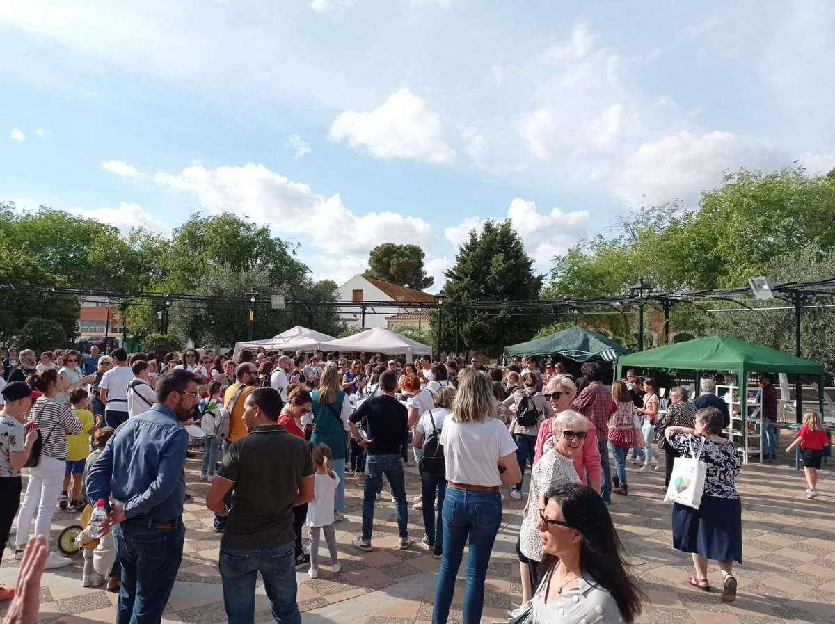 CeipFeliu's tweet photo. Último día de la #FeriaDelLibro organizada por @ampa_en
Fomentando el amor a la cultura, a la lectura.
#DiaDelLibro @ComunicApro_ https://t.co/vteHAZjZUT