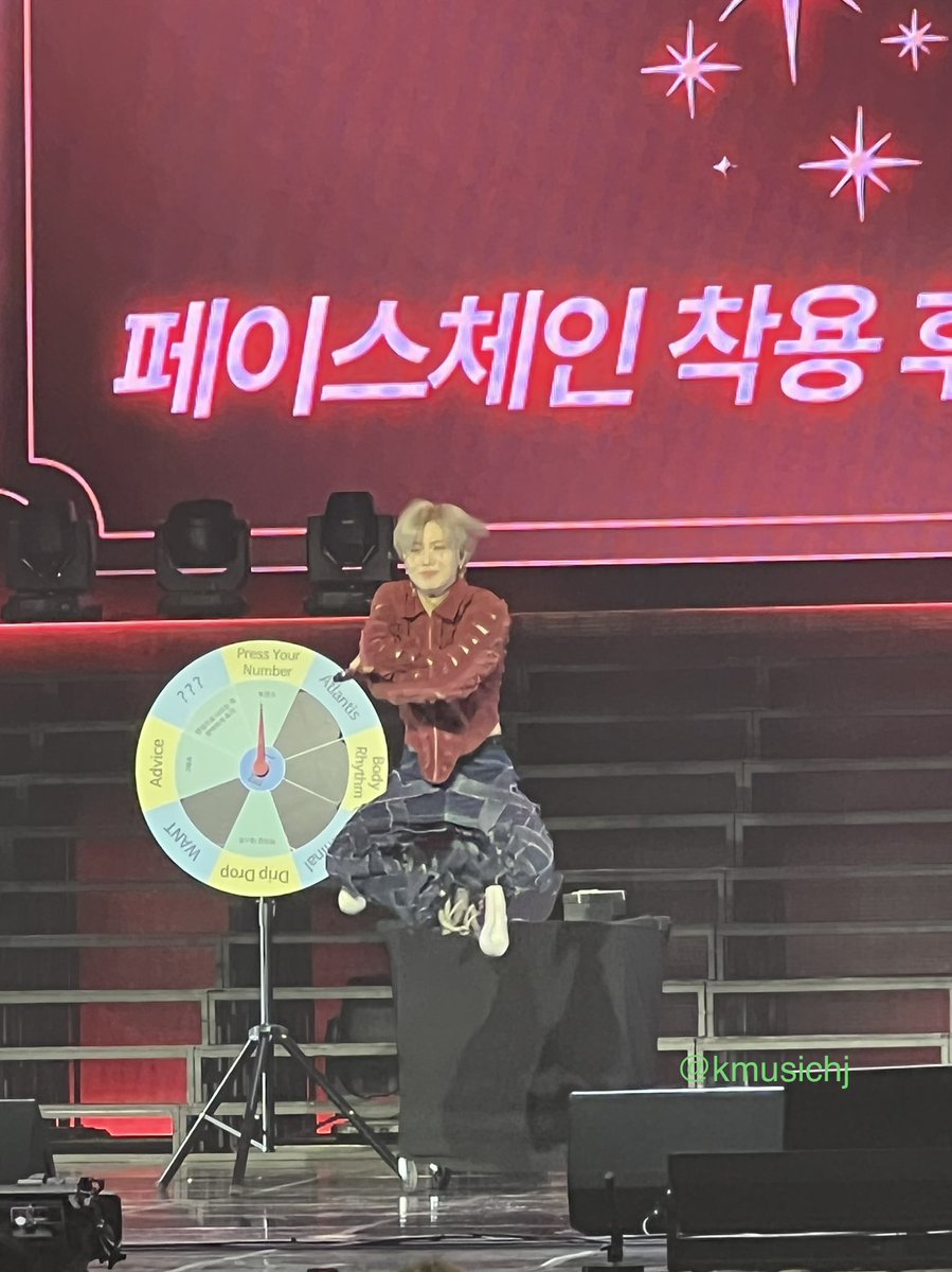 아놔ㅠㅠㅠㅠㅠ안올릴수가 없음.,,ㅜㅜㅜㅜㅜㅜㅜㅜ개웃겨ㅜㅜㅜㅜㅜㅜㅜ누가 페이스체인차고 이렇게찍어달라하냐고요ㅠㅠ