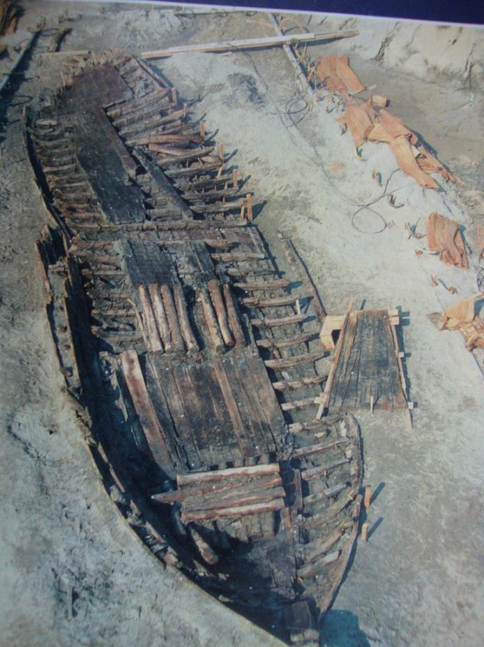The #Roman shipwreck at Comacchio, northern Italy, is over 21 m long and 5.62 m wide. It was discovered in 1980 during the maintenance of a drainage canal. The vessel was loaded with amphorae, lead ingots, and boxwood logs. It dates to the 1st century BC.  1/2

#romanarchaeology