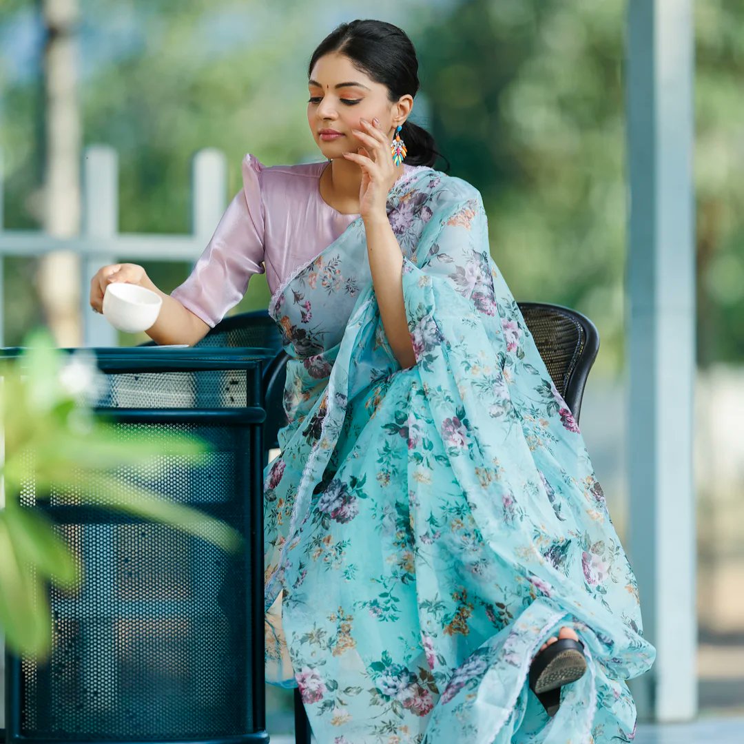 ungalsanam's tweet photo. Have a lazy cozy Sunday peeps ☕💙
#sundayvibes #coolsummerstyles
#shynfascino #6yarddrape #adamkae #sujithamakeup #thishdrapes #thefrenchtown https://t.co/HhECg1DIDq