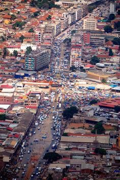 Cloeysurincon's tweet photo. Entre La India y China suman más de 2.850 millones de habitantes, el continente africano 1.300, pero los 400 millones de envejecidos europeos creemos que podemos salvar el Planeta separando la basura, pintando todo de arco iris y yendo al psiquiatra. La ingenuidad es debilidad. https://t.co/7daldMZxd9