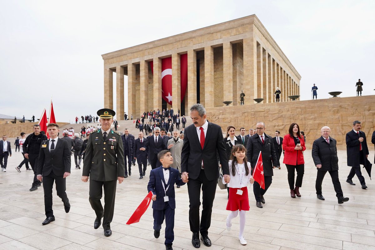 prof_mahmutozer's tweet photo. En kıymetlilerimiz çocuklarımızla birlikte Anıtkabir’deyiz… 

Cumhuriyetimizin kurucusu başta Gazi Mustafa Kemal Atatürk olmak üzere Millî Mücadele’mizin tüm kahramanlarını rahmetle yâd ediyorum.

#23NisanKutluOlsun https://t.co/vjri8l8lrB