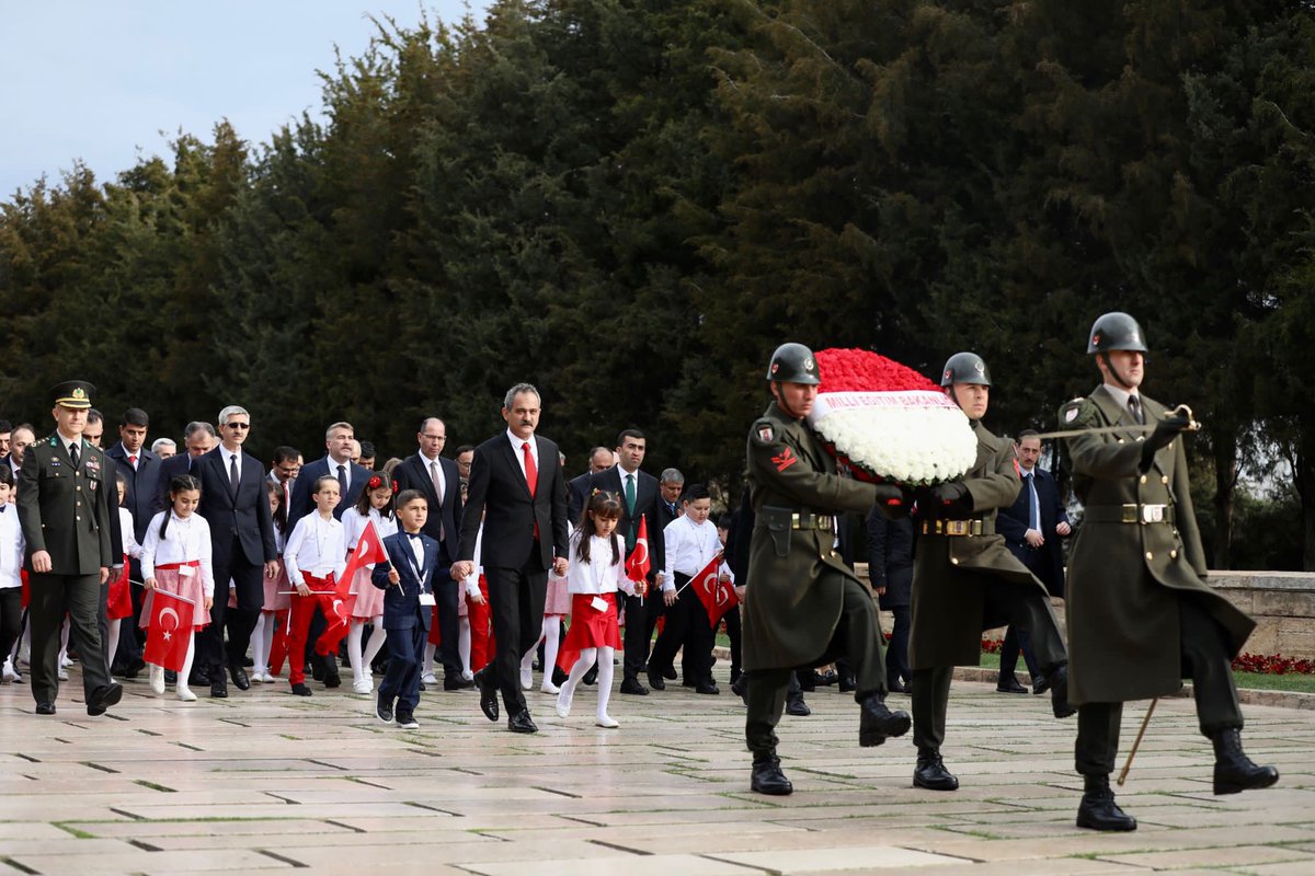 prof_mahmutozer's tweet photo. En kıymetlilerimiz çocuklarımızla birlikte Anıtkabir’deyiz… 

Cumhuriyetimizin kurucusu başta Gazi Mustafa Kemal Atatürk olmak üzere Millî Mücadele’mizin tüm kahramanlarını rahmetle yâd ediyorum.

#23NisanKutluOlsun https://t.co/vjri8l8lrB
