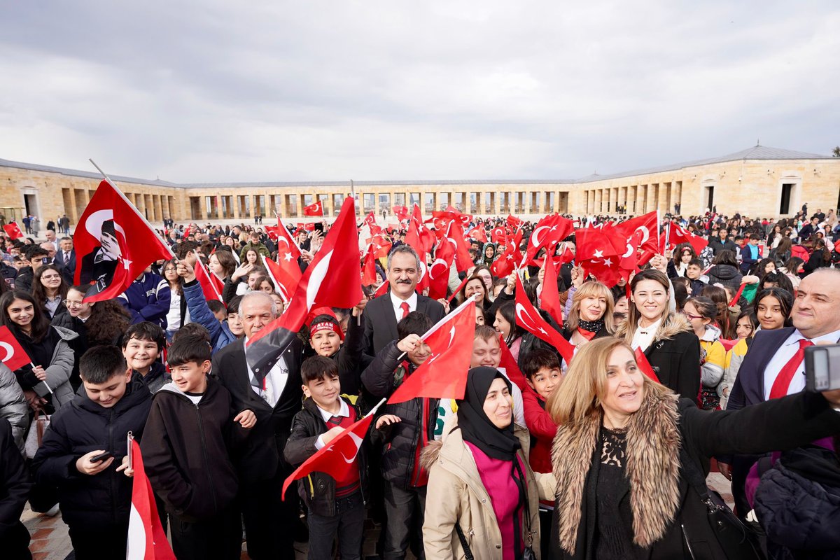 prof_mahmutozer's tweet photo. En kıymetlilerimiz çocuklarımızla birlikte Anıtkabir’deyiz… 

Cumhuriyetimizin kurucusu başta Gazi Mustafa Kemal Atatürk olmak üzere Millî Mücadele’mizin tüm kahramanlarını rahmetle yâd ediyorum.

#23NisanKutluOlsun https://t.co/vjri8l8lrB