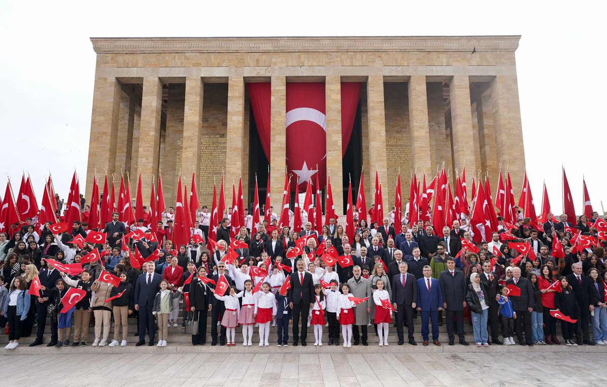 prof_mahmutozer's tweet photo. En kıymetlilerimiz çocuklarımızla birlikte Anıtkabir’deyiz… 

Cumhuriyetimizin kurucusu başta Gazi Mustafa Kemal Atatürk olmak üzere Millî Mücadele’mizin tüm kahramanlarını rahmetle yâd ediyorum.

#23NisanKutluOlsun https://t.co/vjri8l8lrB