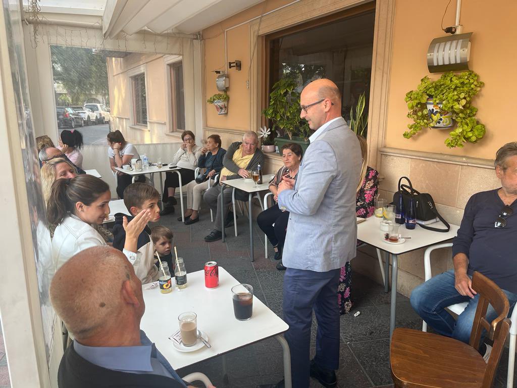 MijasCiudadanos's tweet photo. 🍊 CS prestamos toda la atención a nuestros vecinos porque su bienestar es nuestro objetivo. Mantenemos reuniones regulares con asociaciones y colectivos para conocer sus necesidades. Esta semana nos hemos reunido con los vecinos de El Juncal. @JCMartinTorres https://t.co/AeESXgL8ME