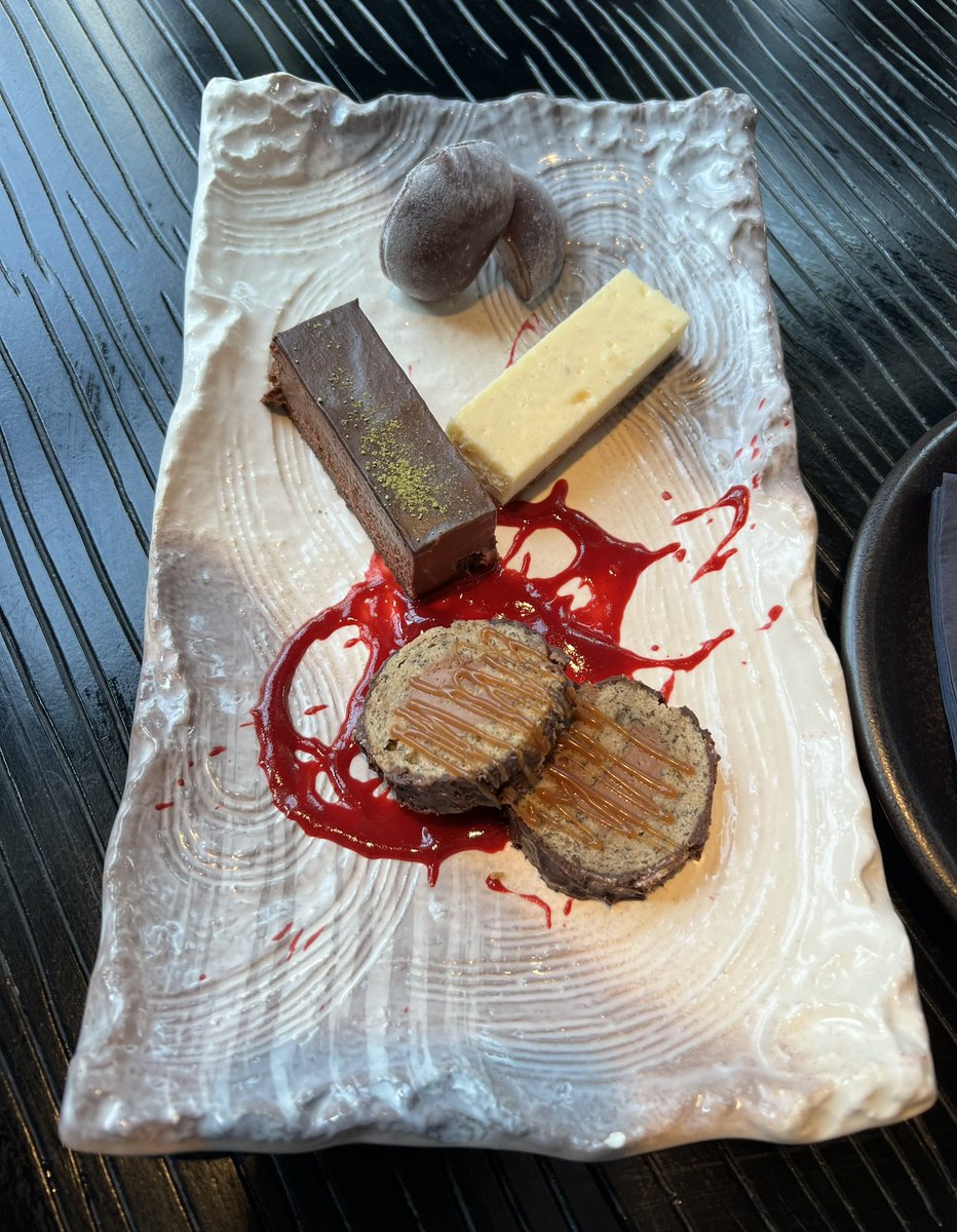 Saturday Brunch yesterday at Asia Asia Yas Bay <a href="/asiaasia/">Asia Asia</a> The Spice Route brunch offers a Pan-Asian menu served to the table every Saturday from 2pm🍸🥢 Read more on the blog anexpatabroad.com/2022/02/23/spi…