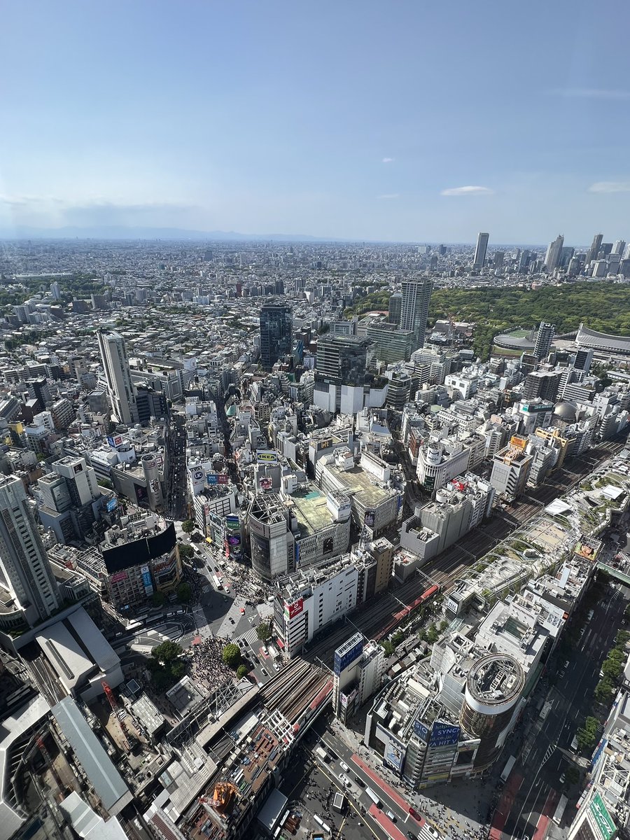 nine9_nine99's tweet photo. 行って来ました～  #スクランブル交差点
渋谷上空229mの展望装置
 #46階の展望 

 #渋谷スカイ  #229m  #展望デッキ  #雲 https://t.co/F8Vz9eWtUU