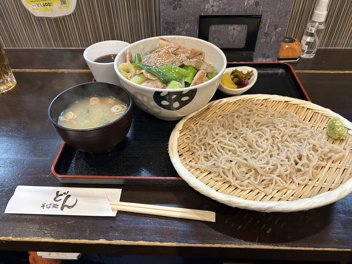 sunada_takeshi's tweet photo. 昨夜の夕飯は『そば処どん』にて塩ブタネギ丼＆ざるそばのセットをいただきました。引地さんにお礼もあったんですが、お会いはできませんでしたが、店長の佐野さんが気を遣っていただき電話📞をしてくれました。
美味しいお蕎麦と新店長の佐野さんの気配り、相変わらず良いお店です。 https://t.co/mIpFPT35mi