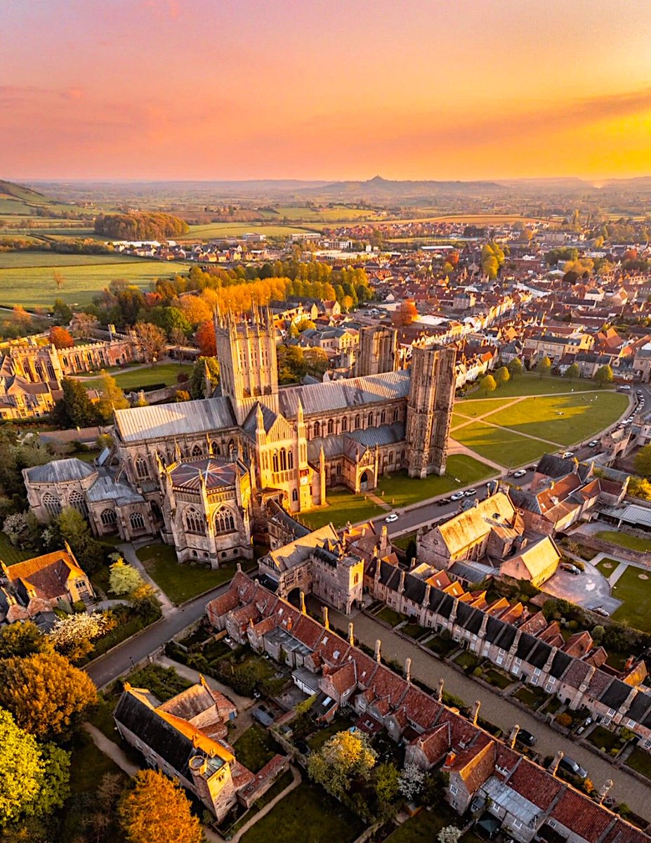 ‘This sceptred isle, this earth of majesty, this little world, this precious stone set in the silver sea, this blessed plot, this earth, this realm, this England’
Happy #StGeorgesDay from the finest city in England 🏴󠁧󠁢󠁥󠁮󠁧󠁿 🐉 #Somerset 
📷 @theperkspective