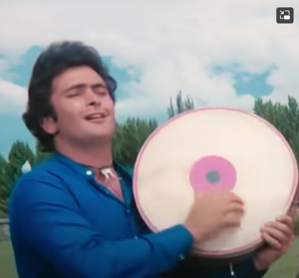 rajib14's tweet photo. @loveofcinemasf8 Disagree. #RishiKapoor spoilt #OMShantiOM with his non dancing ability. But he never went wrong with #Dafli https://t.co/52QE6ASGbA