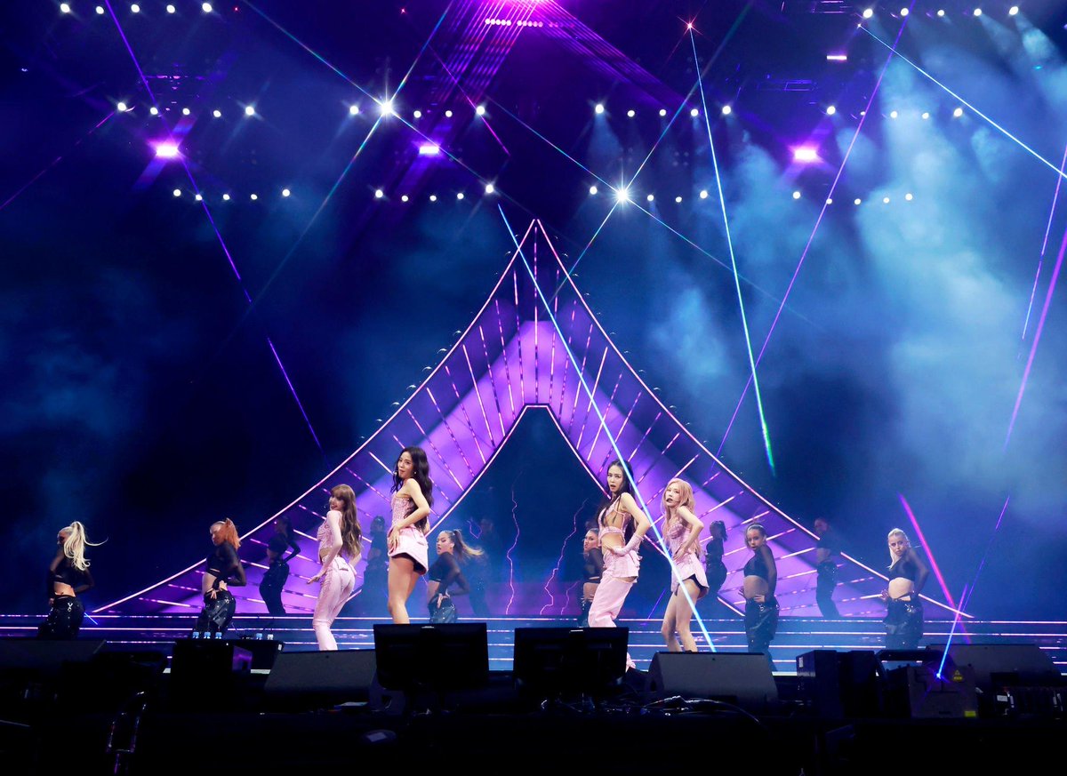 BPGlobalNews's tweet photo. [HD] @BLACKPINK at Coachella week 2. (4)

Via. Getty Images (no watermark)
#BLACKPINKxCoachella #PINKCHELLA https://t.co/gprYl3RnNJ