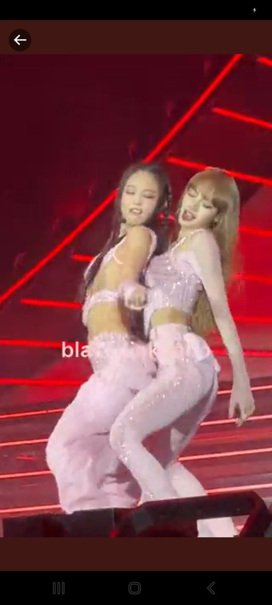 LiNi3274ver's tweet photo. #jenisa is grinding there and Lisa smile face 🥵 ok bye. https://t.co/H5kCg0AsHP