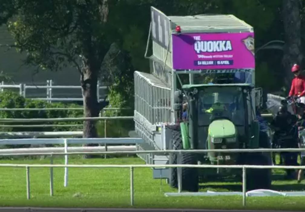 Rodentracing's tweet photo. @PerthRacingGuru Start has already been effected (levers up). No horse through the gates. Fair start. Watch the levers just above the gates. https://t.co/wBssekXkxv