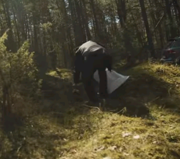 BaibaBicena's tweet photo. Talka. Kāpēc pēc katra papīrīša vai preža jāpieliecas un jāņem ar rokām? Tas nav ne higiēniski, ne ergonomiski. Regīna Ezera rakstīja par Mežaparku- tur uzkopēji staigā ar iesmiem, uz kuriem tos sīkumus uzdur. Kā tagad? #Talka #LielāTalka #Subbotņiks #Prezidents #Levits #Paraugs https://t.co/E66O7t2GNB