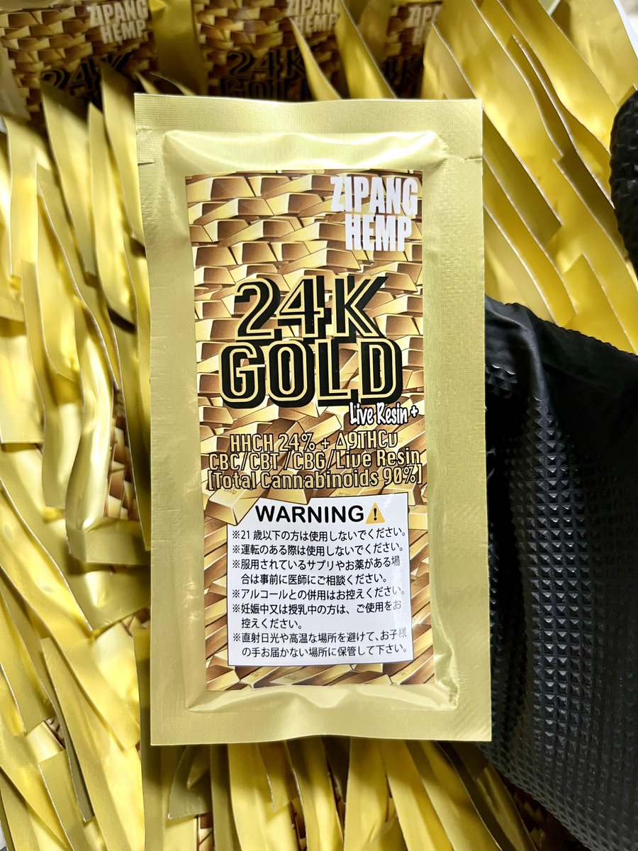ZIPANGHEMP's tweet photo. 【新商品】明日 4/24 (月) 販売開始

              『24K💰』 - HHCH 24%                   

HHCH特有のカウチロックするようなボディハイは元祖インディカ品種を連想させてくれます🪨
足の先まで全身にくる感じ。

配合率を24%という数字に決めた時、24Kという素晴らしいインディカ品種の名前が思い浮かび、製品にピッタリの名前だと思いこのネーミングにしました。

それから逆算し、試行錯誤して完成した製品です。

テルペンにはLive Resinに加え24Kの親株であるタンジェリンという柑橘系品種を採用しました。

オレンジとグレープフルーツの間の様なフルーティーな大麻の香りがします🍊

Δ9THCVとブロードスペクトラムCBGを配合しCBC/CBTで希釈することでアントラージュを高め、より全草に近い体感を再現しました。
