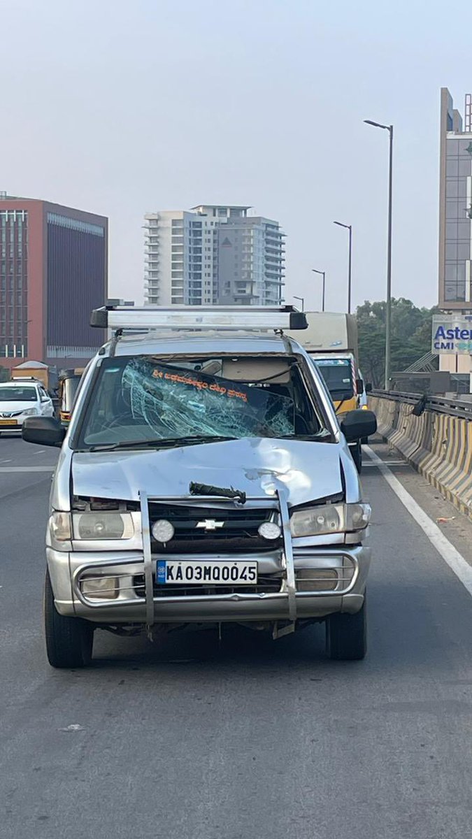 bicyclemayorblr's tweet image. My cycling colleagues are reporting murder of a cyclist on Hebbal flyover. Weapon in picture. @SplCPTraffic @BBMPCOMM @BBMPCOMM @CMofKarnataka @DULTBangalore thank you for ensuring safety of citizens by prioritising weapons of mass destruction.