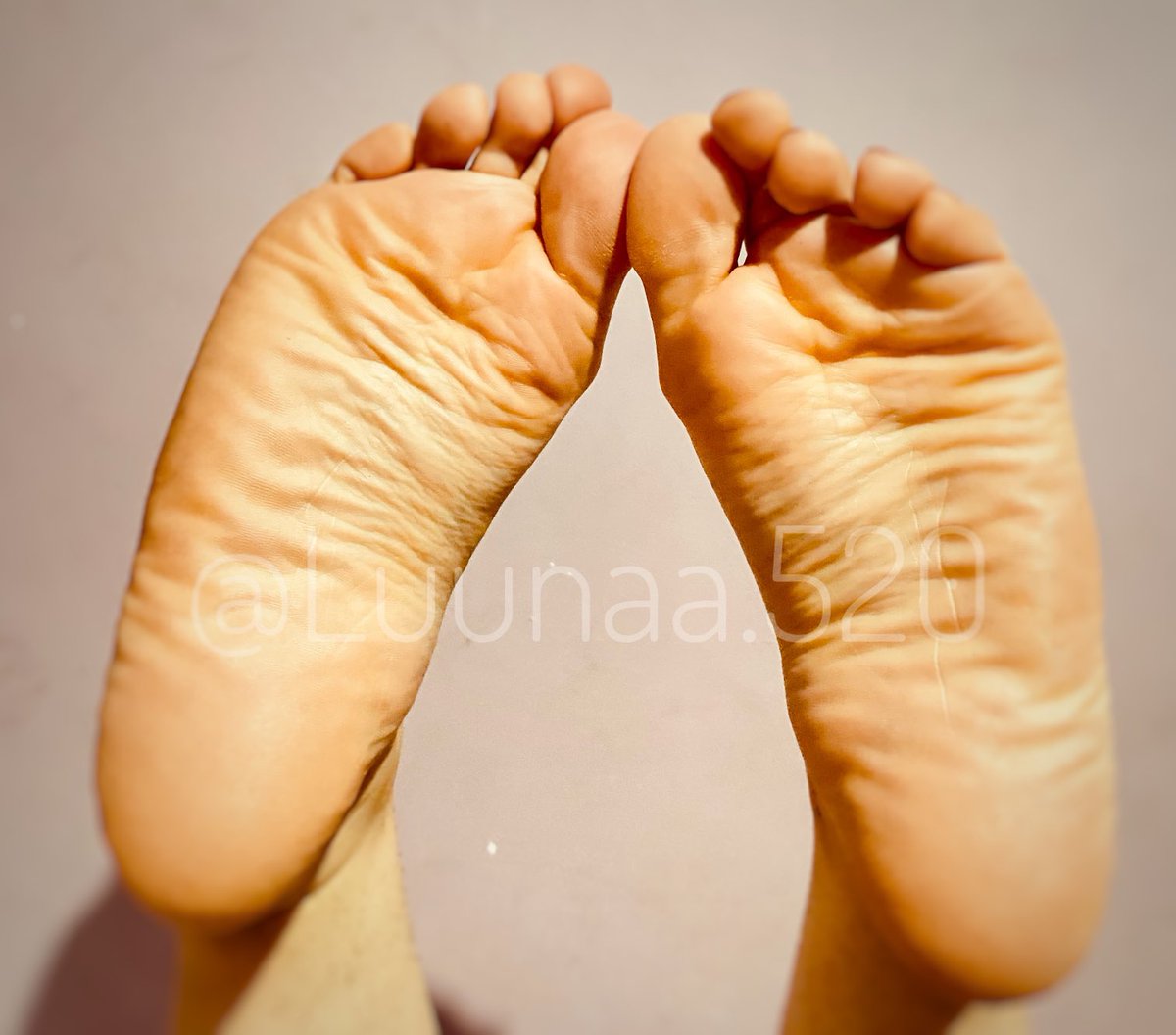 Luunaa520's tweet photo. Would you finish on my soles🦶🏻🍆💦

#feet #instafeet #onlyfeet #foot #footfetish #piedi #toes https://t.co/uVcqB6Klpl