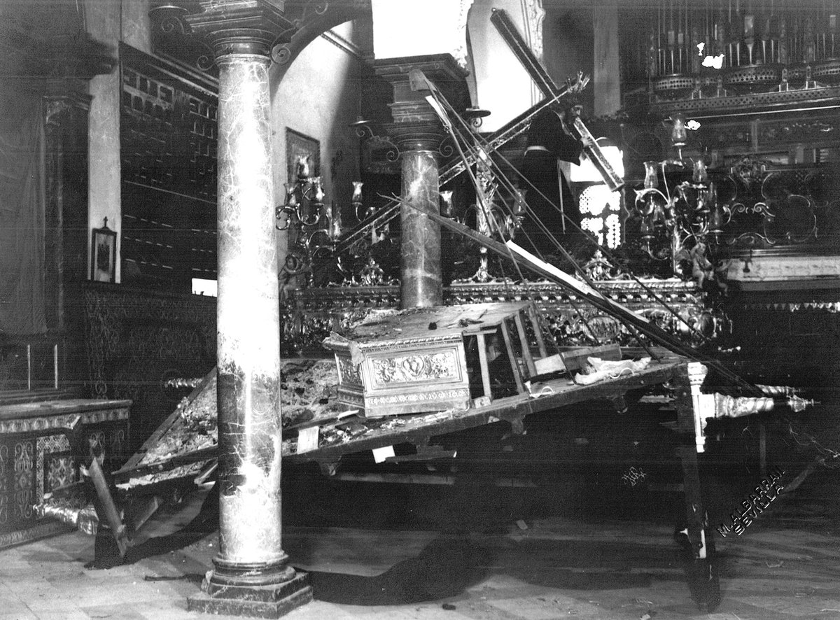 estaahifuera's tweet photo. Tal día como hoy en 1943 fue Viernes Santo. 

Un tranvía arrolló al paso de palio de la Virgen de la O en la calle San Jorge. Milagrosamente no hubo que lamentar ni heridos.

#EstampasdeAyer 
#TDSCofrade https://t.co/C5kdH3LVcc