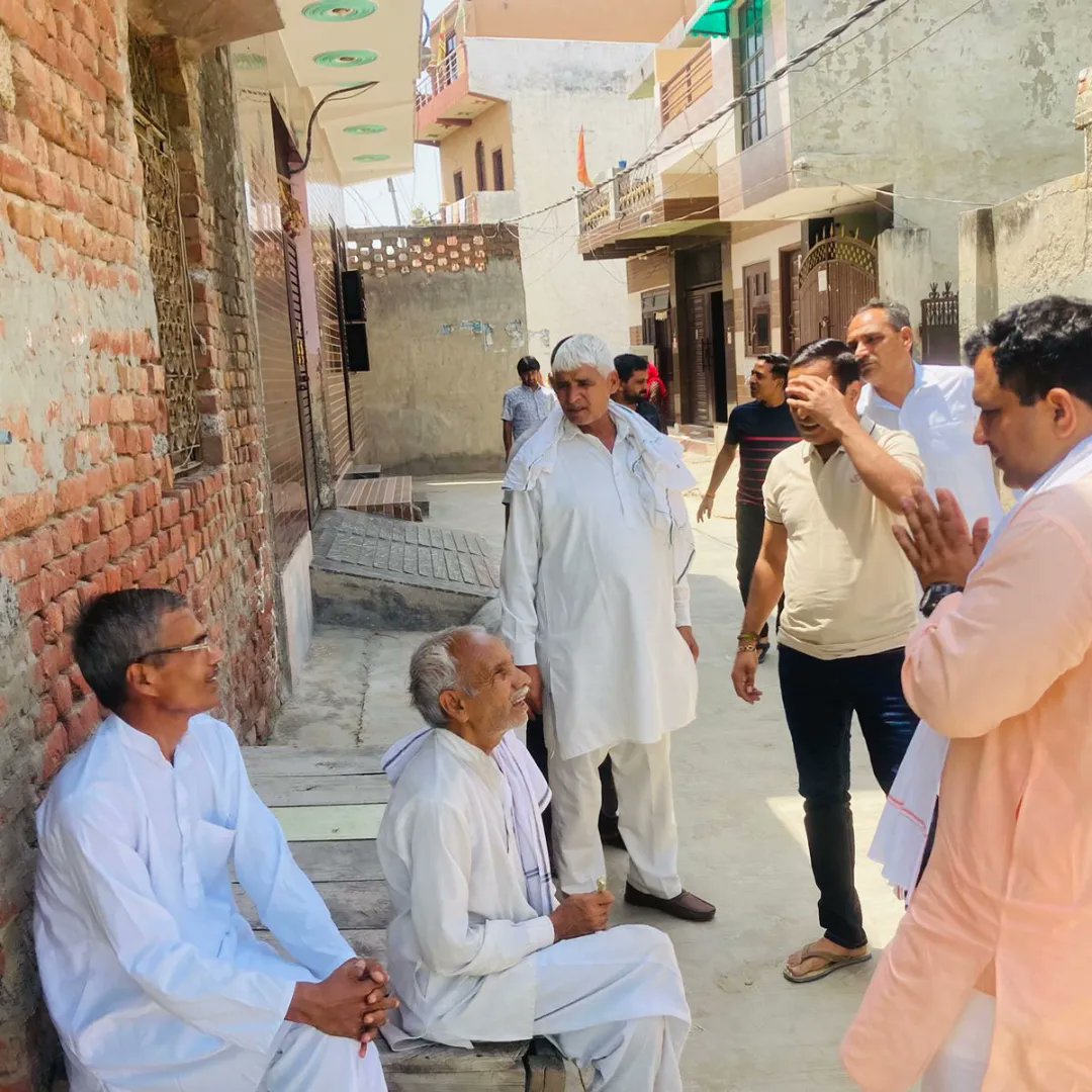 NaveenBunty4BJP's tweet photo. अपने हल्के Bahadurgarh  के sec. 9  में 
#जनसंपर्क_अभियान  किया और सभी युवा व बुजर्गों को पार्टी की जन्नीतियों से अवगत कराया और राजनीतिक विषयों पर चर्चा की
@OPDhankar
@BjpBiplab  #युवा_चला_राजनीति_की_और 
#bahadurgarh

#आपका_बेटा_आपका_भाई 
@NaveenBunty4BJP https://t.co/xW1WVytr0E