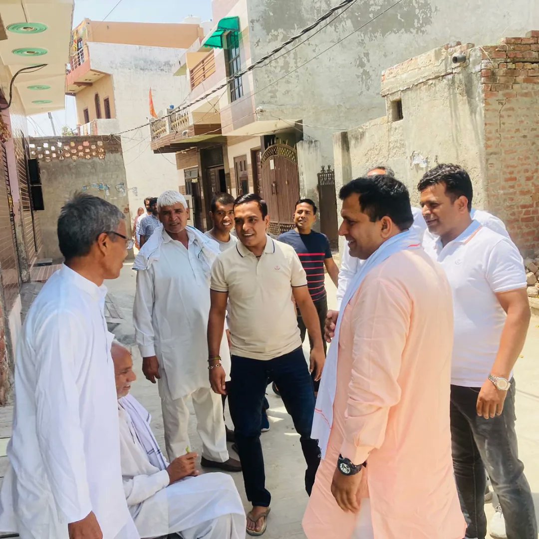 NaveenBunty4BJP's tweet photo. अपने हल्के Bahadurgarh  के sec. 9  में 
#जनसंपर्क_अभियान  किया और सभी युवा व बुजर्गों को पार्टी की जन्नीतियों से अवगत कराया और राजनीतिक विषयों पर चर्चा की
@OPDhankar
@BjpBiplab  #युवा_चला_राजनीति_की_और 
#bahadurgarh

#आपका_बेटा_आपका_भाई 
@NaveenBunty4BJP https://t.co/xW1WVytr0E