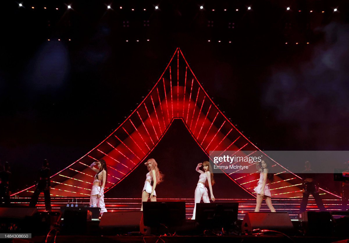 roses_are_reosi's tweet photo. Chella very hot tonight, thank youuuu 🤍🔥

#BLACKPINKxCoachella #BLACKPINK #Coachella2023 https://t.co/KxQbUA6V0b