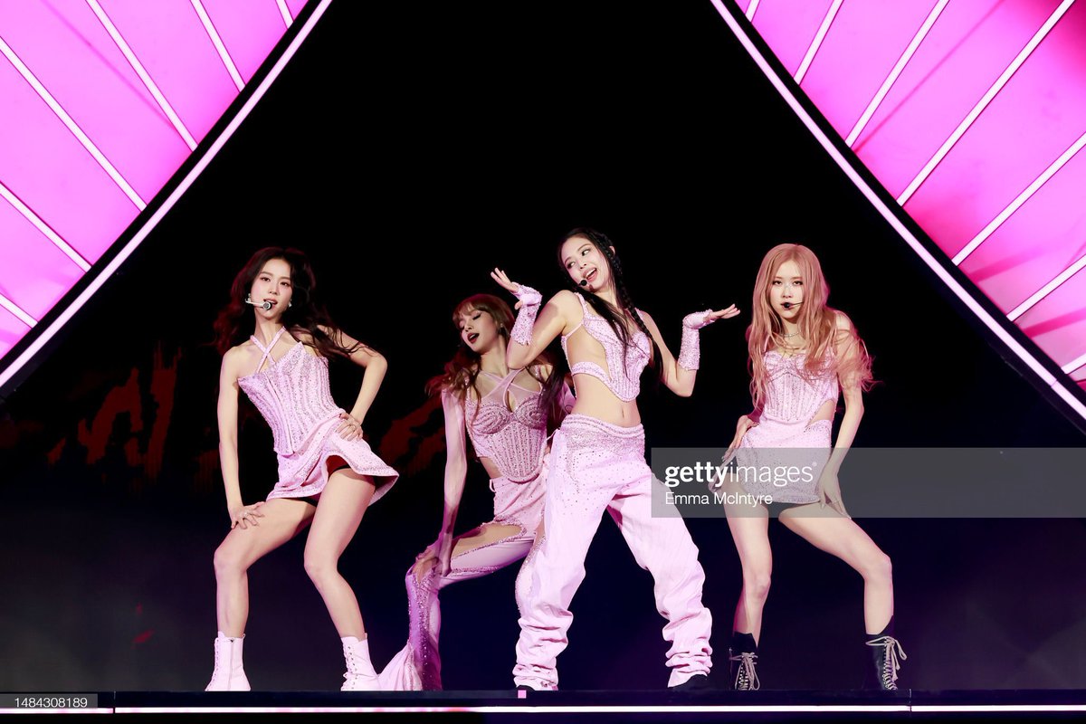 roses_are_reosi's tweet photo. Chella very hot tonight, thank youuuu 🤍🔥

#BLACKPINKxCoachella #BLACKPINK #Coachella2023 https://t.co/KxQbUA6V0b