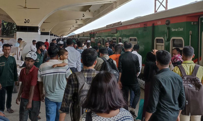 বাড়ি ফিরতে ঈদের দ্বিতীয় দিনেও কমলাপুরে ভিড়