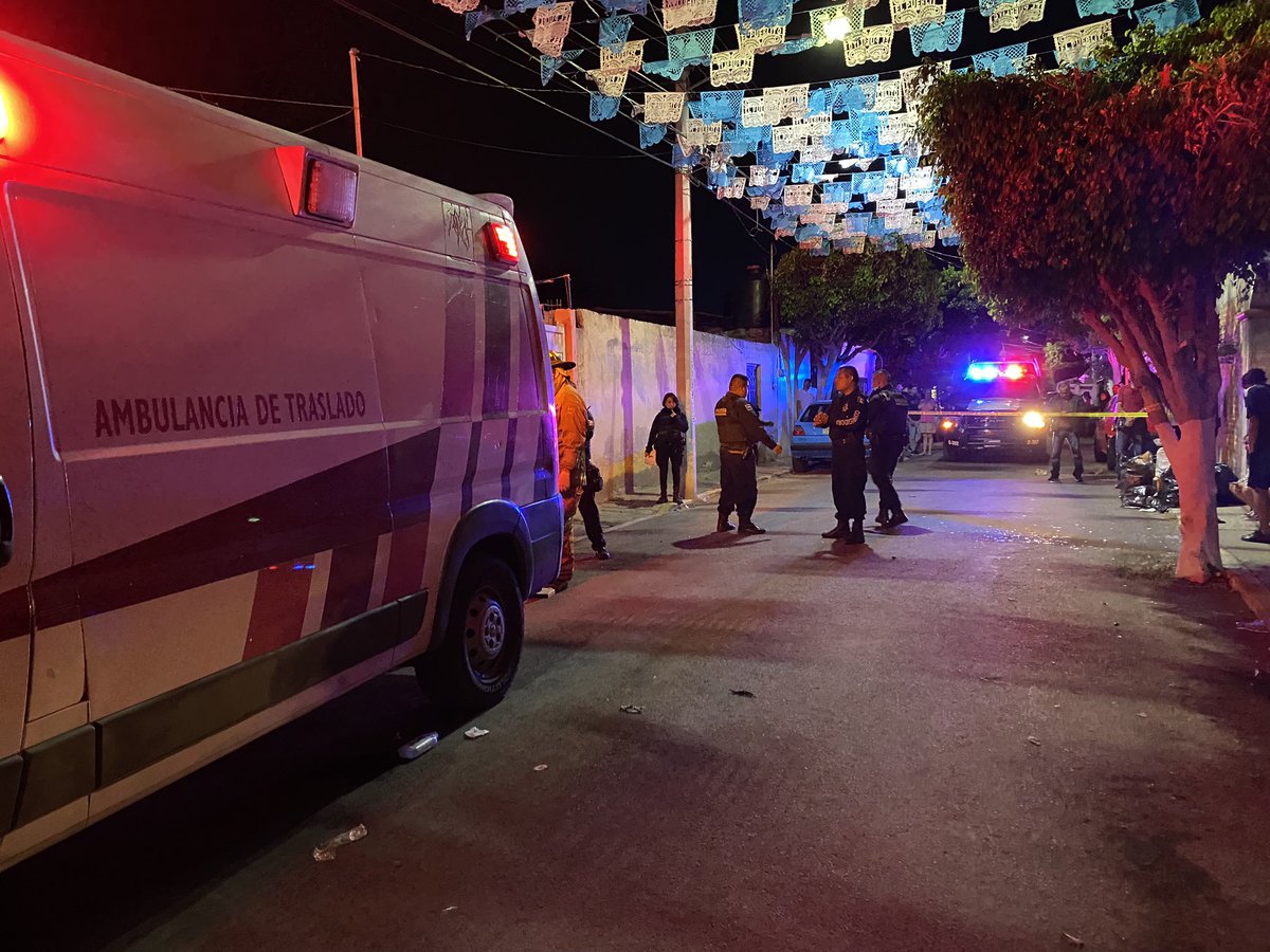 Luego de un llamado a la línea de emergencias ☎️9️⃣-1️⃣-1️⃣ atendimos reporte de explosión de pirotecnia al interior de un domicilio particular, paramédicos de Protección Civil Corregidora y #CRUM realizaron la estabilización de 4 personas quienes fueron traslados al hospital.