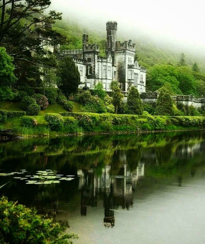 MissCelaneaOne's tweet photo. Abadía de Kylemore, Connemara, Galway, Irlanda https://t.co/8vMSf3E2FT