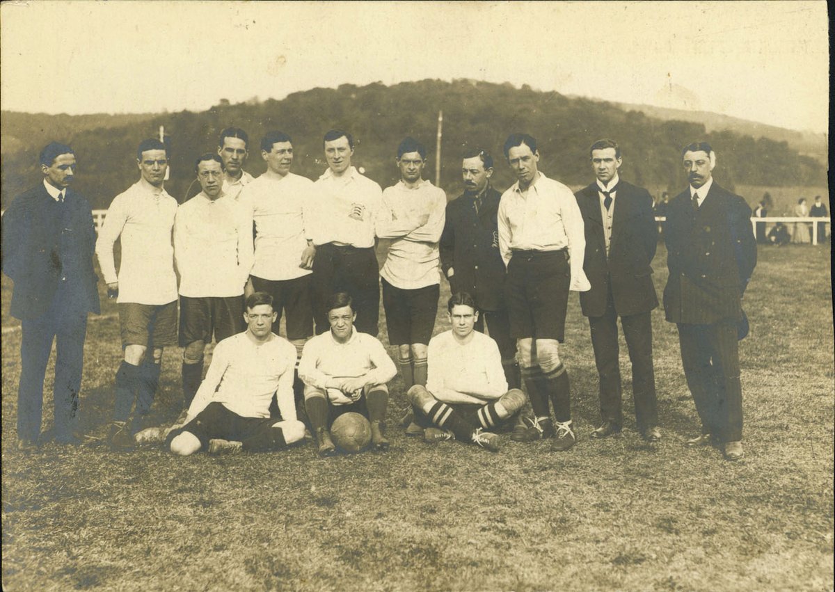 Athletic_en's tweet photo. 🏴󠁧󠁢󠁥󠁮󠁧󠁿 Athletic haved faced 43 English clubs over the last 125 years.

But the very first was the historic @csfc1863, who visited Bilbao on April 17, 1911.

📸 Photo from match played in 1912.

#ACMuseoa #AthleticClub 🦁 https://t.co/TgtKeiD39O