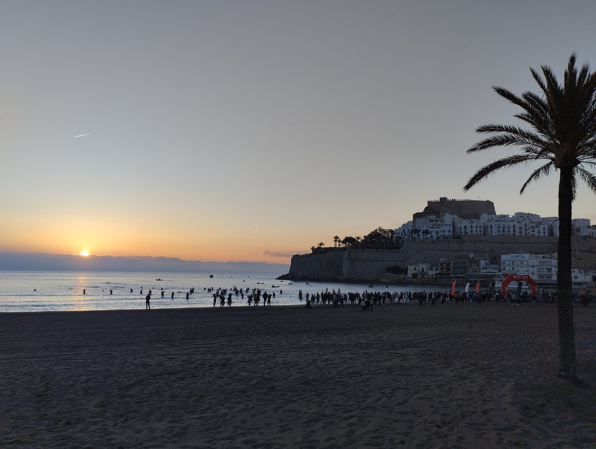 faryseo82's tweet photo. El privilegi de viure en un lloc únic. Triatló a Peníscola @infinitrisports @_peniscola #infinitri https://t.co/BtdOu2EuWu