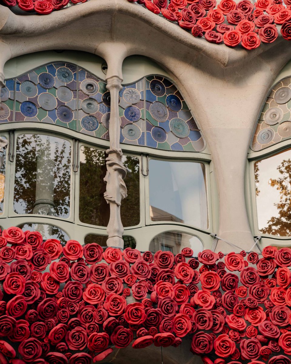 Happy Saint George's Day from Casa Batlló🌹🐉 We dress up again to celebrate love❤️