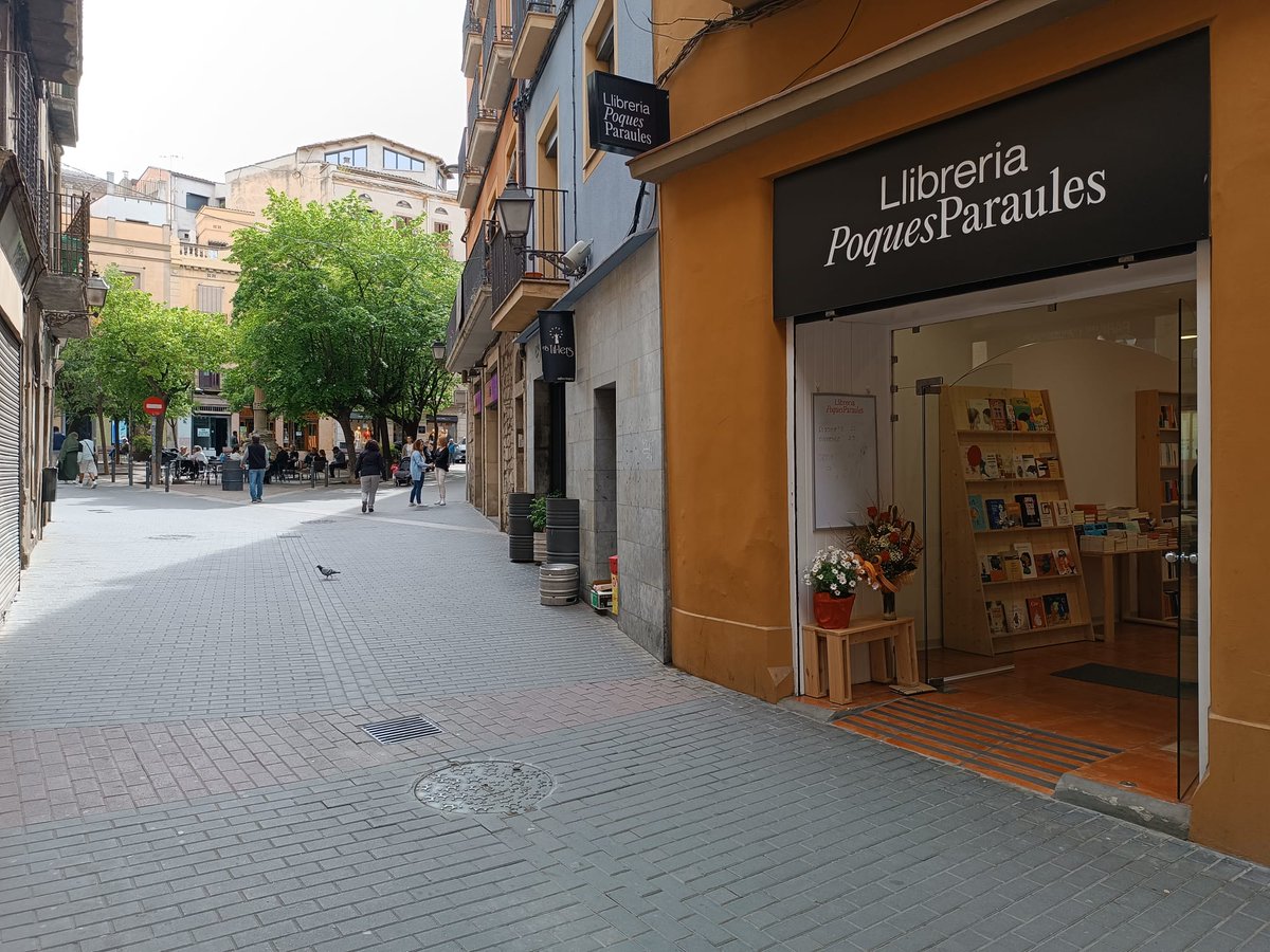 PoquesParaules's tweet photo. 🐉Ens trobareu tot el dia al carrer Urgell 35.
🌹Fins a les 9 del vespre.
#Manresa
#SantJordi2023 https://t.co/iKc0VK85XL