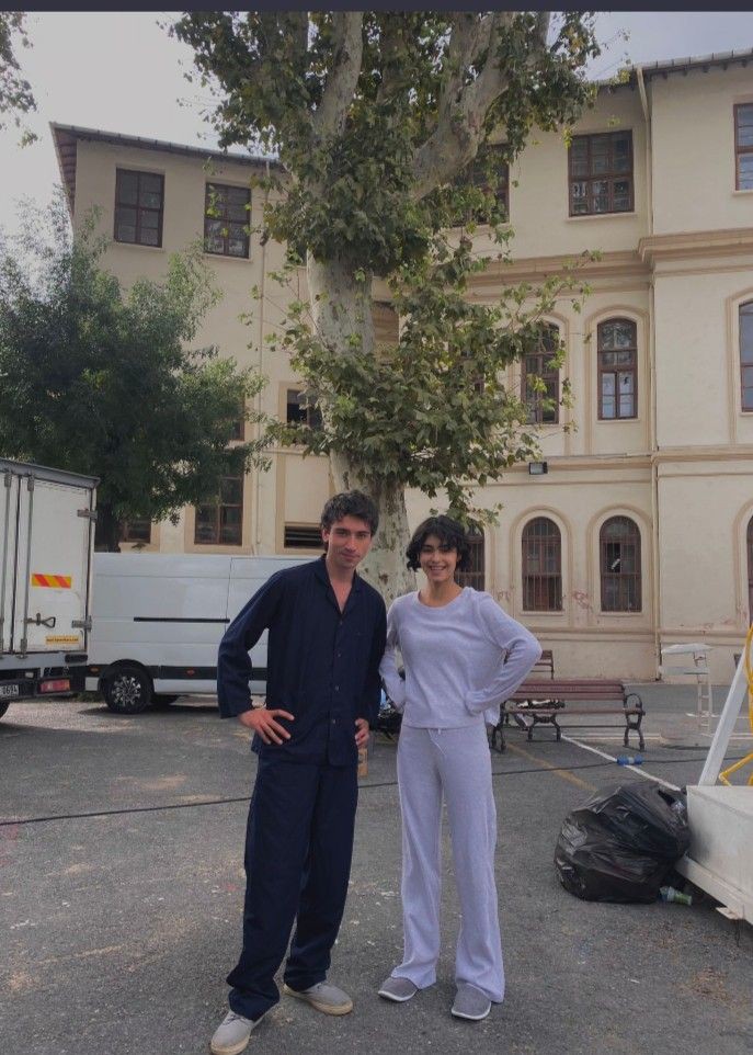 DinaETB1's tweet photo. #ZülMel nerdeee?!!! Fargman yok Ayrıca onların şarkıları çok özldem ❤️✨

@onurozer__ @rojbinerdn @ghbgdizi @ShowTV #GelsinHayatBİldiğiGibi #GHBG https://t.co/hYYQqkEIFL