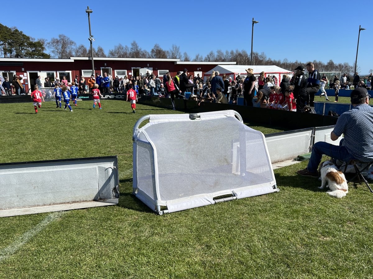 rmssgif's tweet photo. Äntligen Aprilcupen igen! Lördagen bjöd på strålande väder. 40 ungdomslag på San Siro och 22 fantastiska domare mellan 12-15 år förgyllde dagen. Stort tack till alla i ungdomssektionen samt övriga som gjorde dagen möjlig. https://t.co/trB7wMQJaW