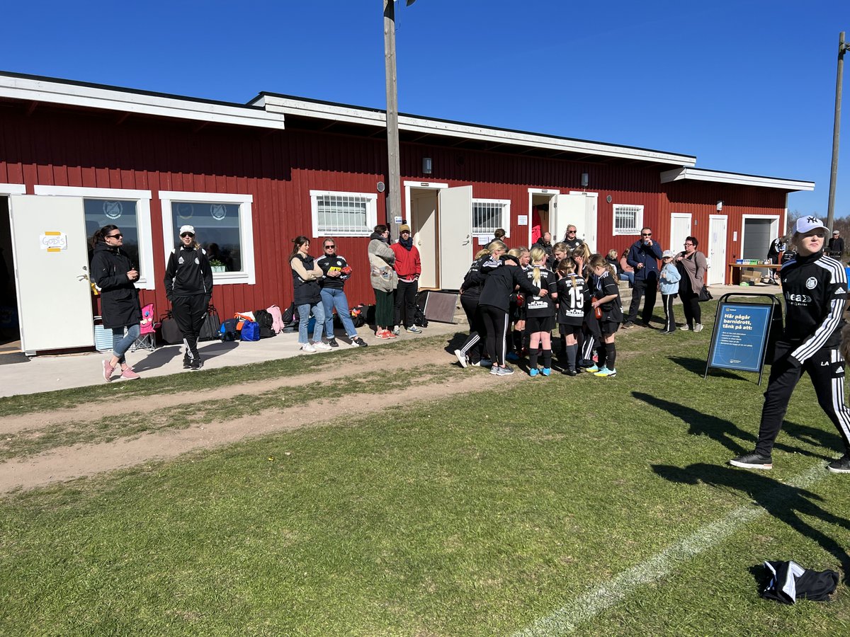 rmssgif's tweet photo. Äntligen Aprilcupen igen! Lördagen bjöd på strålande väder. 40 ungdomslag på San Siro och 22 fantastiska domare mellan 12-15 år förgyllde dagen. Stort tack till alla i ungdomssektionen samt övriga som gjorde dagen möjlig. https://t.co/trB7wMQJaW
