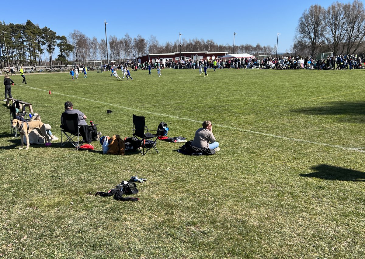 rmssgif's tweet photo. Äntligen Aprilcupen igen! Lördagen bjöd på strålande väder. 40 ungdomslag på San Siro och 22 fantastiska domare mellan 12-15 år förgyllde dagen. Stort tack till alla i ungdomssektionen samt övriga som gjorde dagen möjlig. https://t.co/trB7wMQJaW