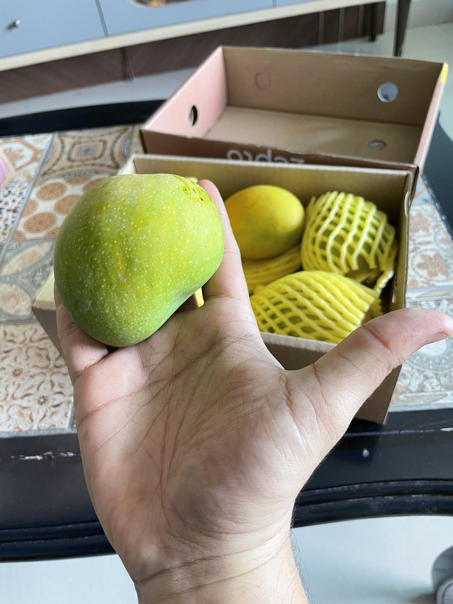 Mayubho's tweet photo. @ZeptoNow mango size is not even 100gm per piece where as per description it should be 200gm minimum. Pathetic and Fraudulent! https://t.co/5PCD7AMSST