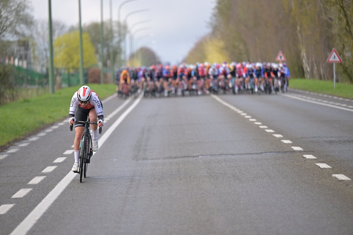 🏁 135km

⚡️ 🇫🇷@EraudS lance la première attaque et part en solitaire ! 

⚡️ 🇫🇷@EraudS attacked and went solo! 

#LBLwomen